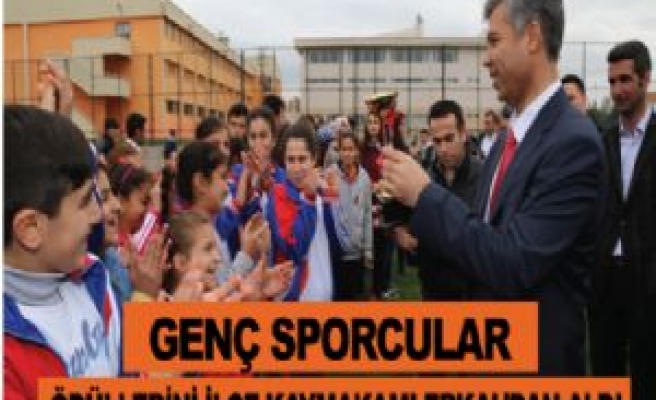 Başarılı Sporcular Kupalarını İlçe Kaymakamı Erkal'dan Aldı