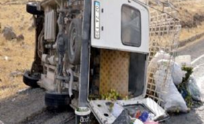 Siverek'te Minibüs Devrildi 17 Yaralı