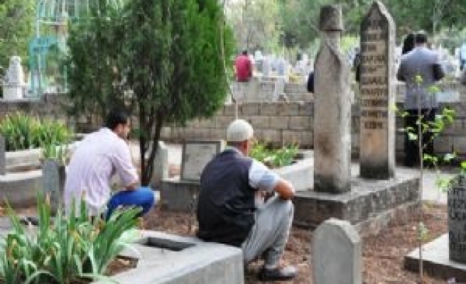 Kurban Bayramı'nın İlk Ziyareti Asli Mezarlığa
