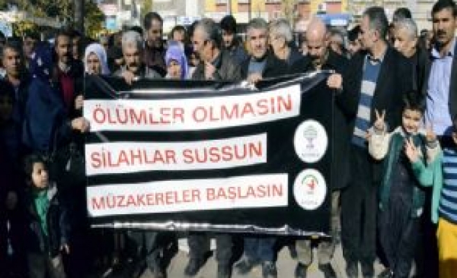 Hdp'den Sokağa Çıkma Yasakları Protestosu
