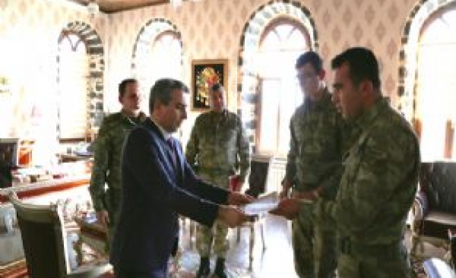 İlçe Kaymakamı Karagül'den Askeri Personele Başarı Belgesi
