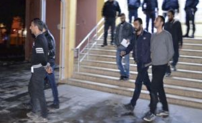 Polis Karakoluna Molotof Atan 2 Kişi Tutuklandı