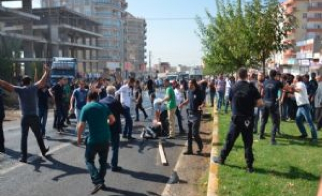 Elindeki satırla karayolunu trafiğe kapattı, üzerine  benzin döküp polise saldırdı.