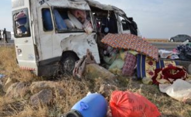 Tarım İşçilerini Taşıyan Minibüs Kaza Yaptı,  11 Yaralı