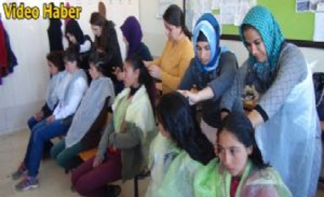 Kuaför Kursiyerleri, Kırsaldaki Kız Öğrencilerini Güzelleştiriyor