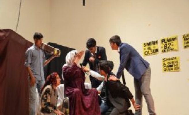 Siverek'te Liseler Arası Tiyatro Yarışmasında Tema 'İl' Olmak 