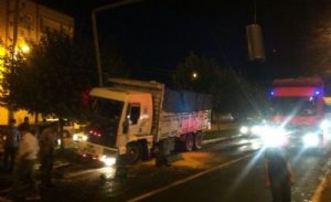 Freni boşalan kamyon trafik ışığı direğine çarptı