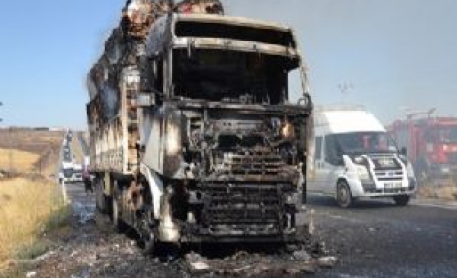 Siverek'te atık kağıt yüklü TIR alev alev yandı