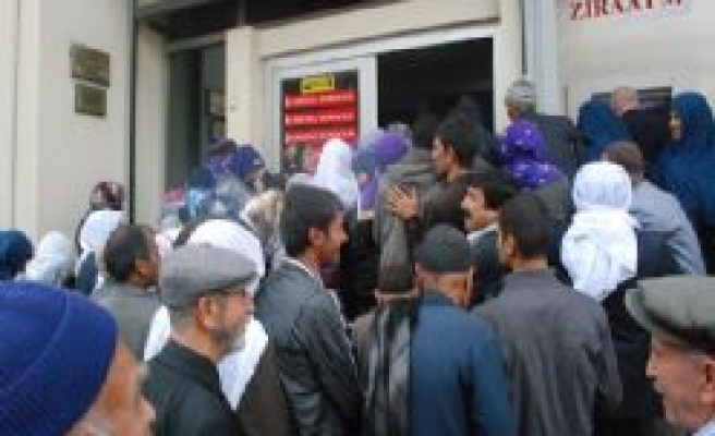 Siverek Ziraat Bankası Şubesinde Yoğunluk Vatandaşı Olumsuz Etkiliyor