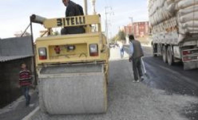 Bağlar ve Fırat mahallerinde asfalt çalışması başladı