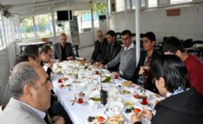Gazeteciler Emniyet Müdürünün Verdiği Kahvaltıda Bir Araya Geldi 