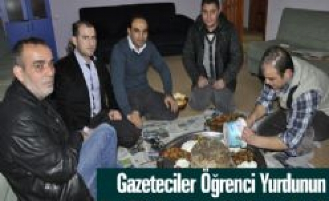 Gazeteciler Öğrenci Evinde Yemekte Buluştu