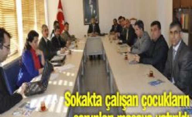 Sokakta çalışan çocukların sorunları masaya yatırıldı 