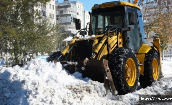 Kar Kütleleri Kamyonlarla Şehir Dışına Taşınıyor