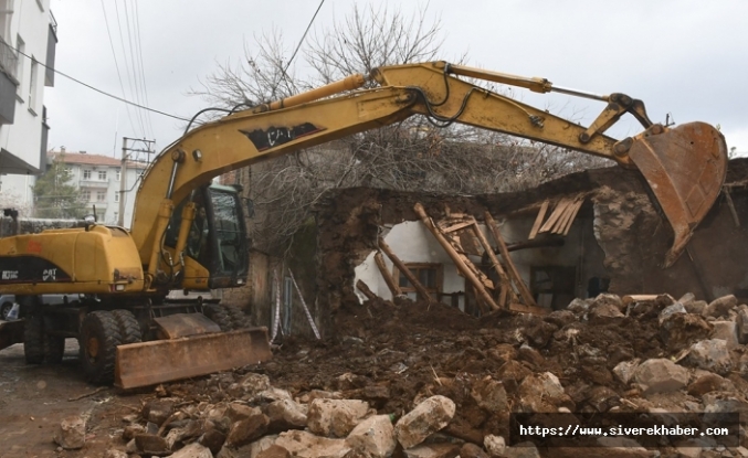 Siverek’te çöken metruk ev güvenli şekilde yıkıldı