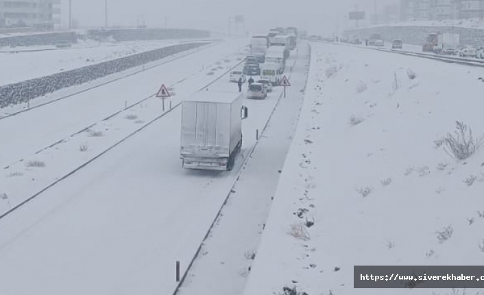 Siverek'te yoğun kar yağışından dolayı yollar kapandı, ambulans takviyesi yapıldı