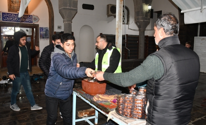 Siverek Belediyesi’nden Berat Kandili ikramı