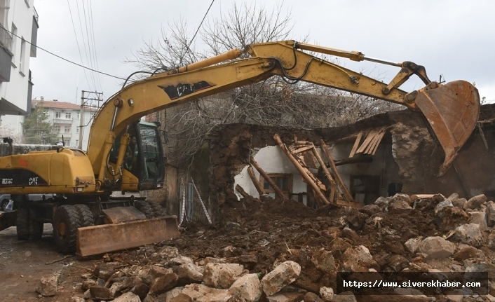 Siverek’te çöken metruk ev güvenli şekilde yıkıldı