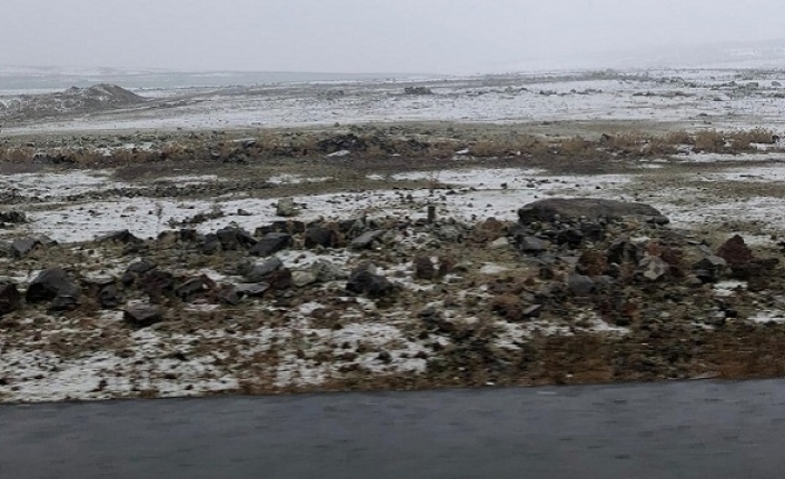 Siverek- Diyarbakır kara yolunda kar yağışı etkili oluyor