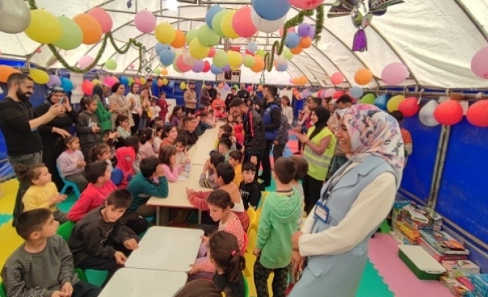 Gönüllü öğretmenlerden deprem bölgesine psiko-sosyal destek