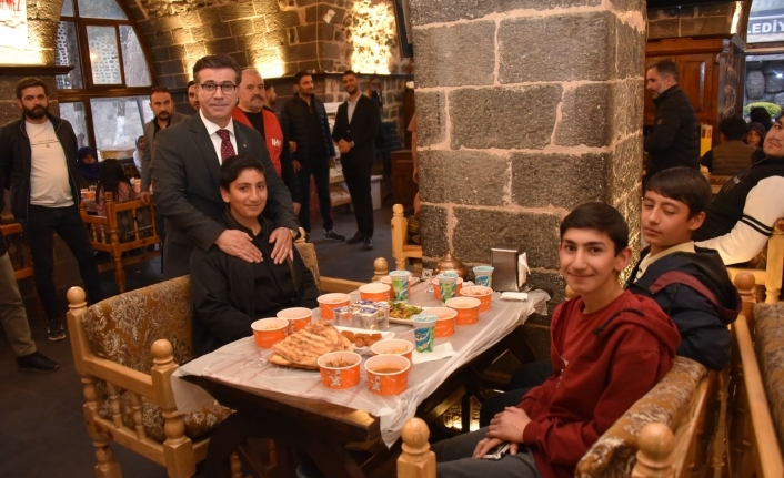 Başkan Bucak, yetim ve öksüz çocuklarla iftarda buluştu