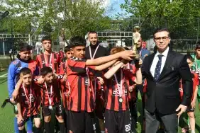 Ali Murat Bucak’tan 23 Nisan Futbol Turnuvasında Sporculara Madalya ve Kupa