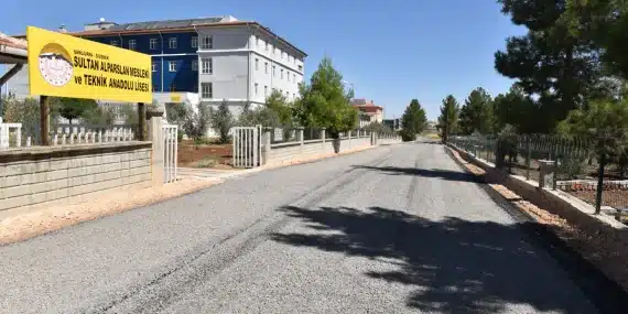 Siverek Belediyesi 7 okulun yolunu asfaltla buluşturdu